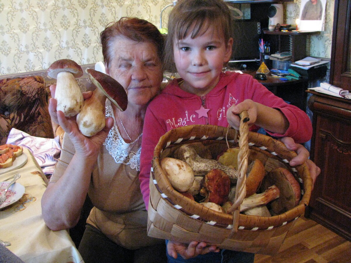 Искала тётину фотографию. Нашла только такую. Глаза получились полуприкрыты. Жалко... Тётя ехала к маме в гости, в приехала на похороны. Собран стол. Маме 9-й день. Сзади в правом верхнем углу видно мамино фото. Дочка младшая еще малышка. Через пять дней именно тётя Маша поведет еев 1-й класс. 