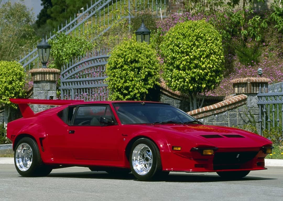 Машина de Tomaso Pantera