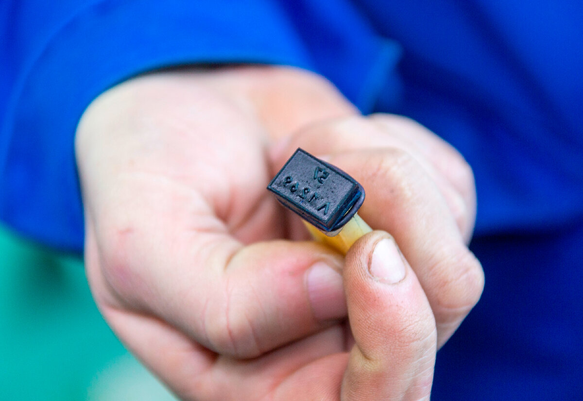 Если на изделии стоит личный штамп Титова, в качестве можно не сомневаться