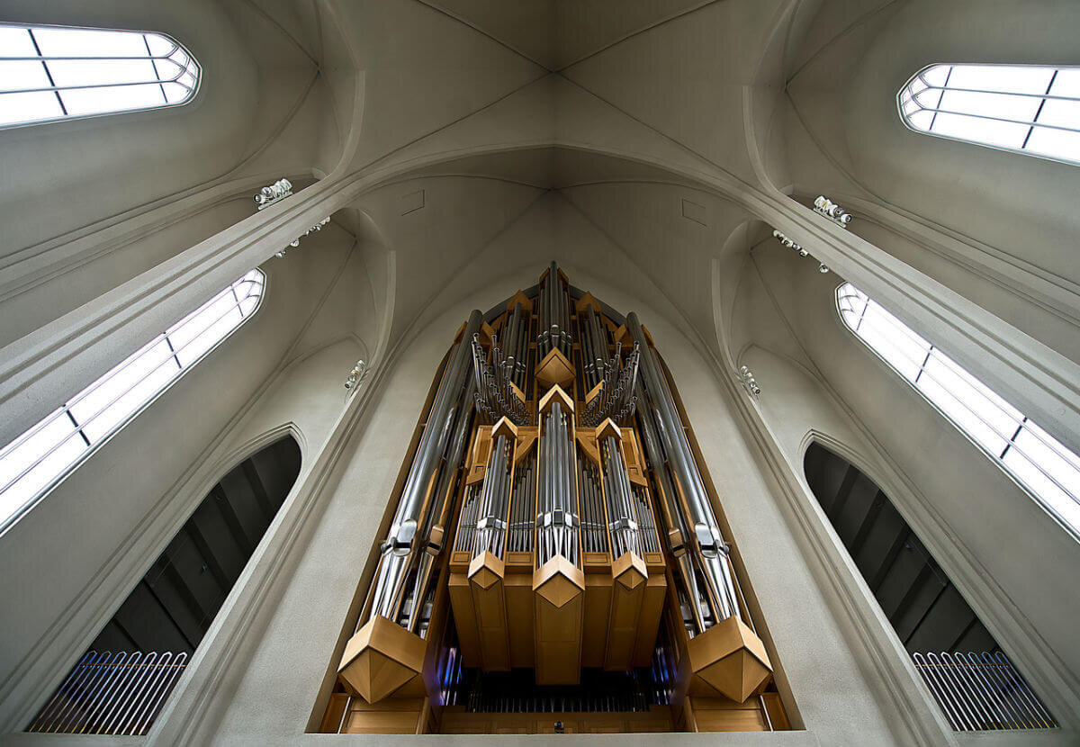 Орган весит более 25 тонн, самые большие трубы имеют высоту около 10 метров, а его высота составляет 15 метров. Орган приводится в движение четырьмя мануалами и педалью, имеет 72 регистра и 5275 труб. 