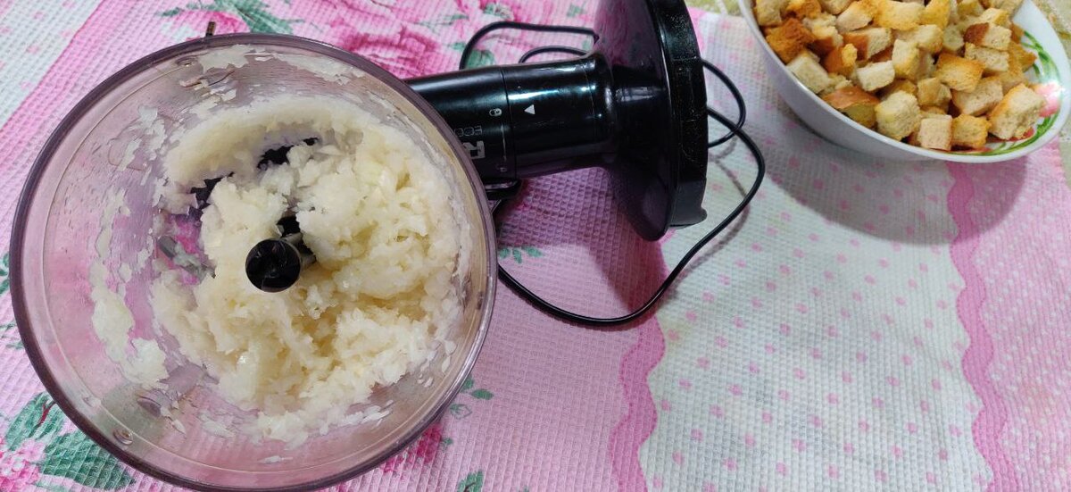 Подготовленный лук. Сухарики на очереди.