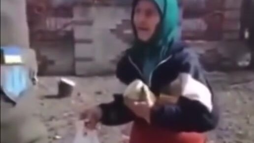 Видео украинская бабушка. Бабушка с флагом. Бабка с красным флагом.