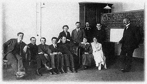 Научный семинар Иоффе (у доски). Первый слева — Петр Капица, третий слева — Николай Семенов