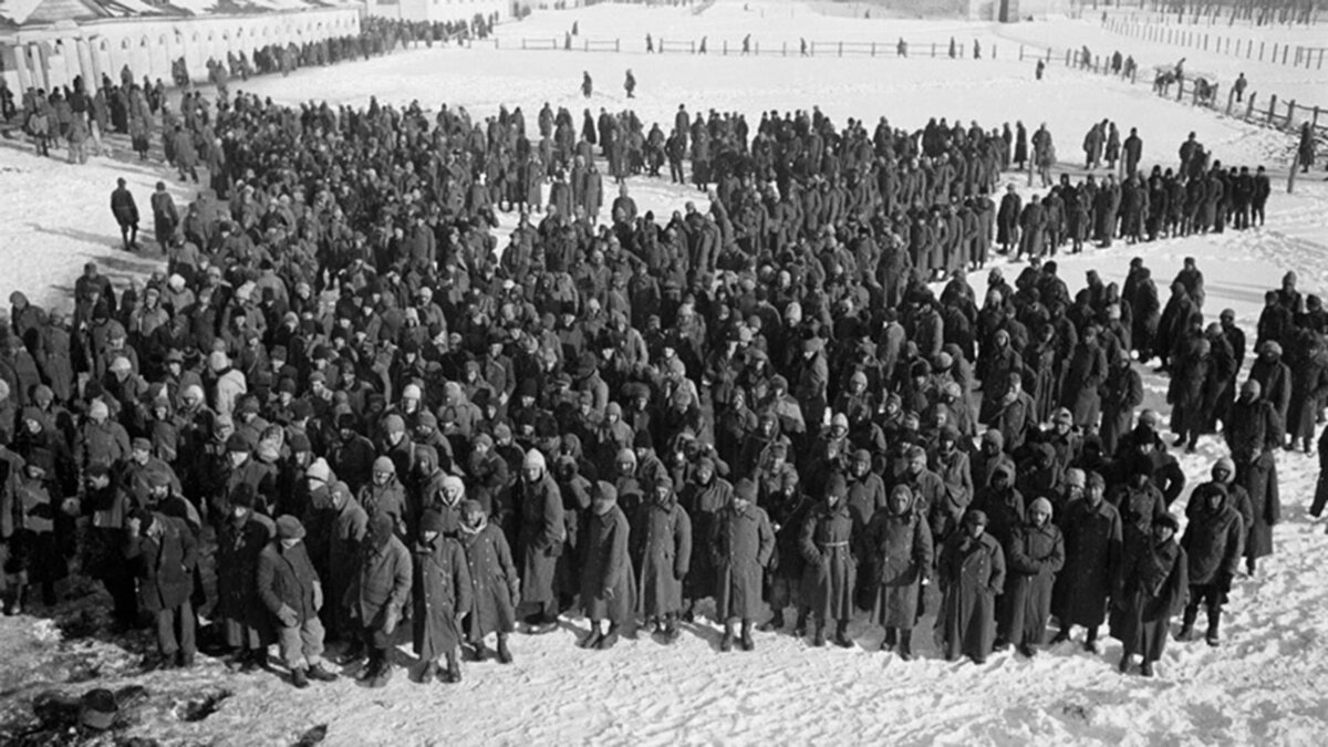 Немецкие военнопленные после Сталинградской битвы. Аркадий Шайхет/russiainphoto.ru