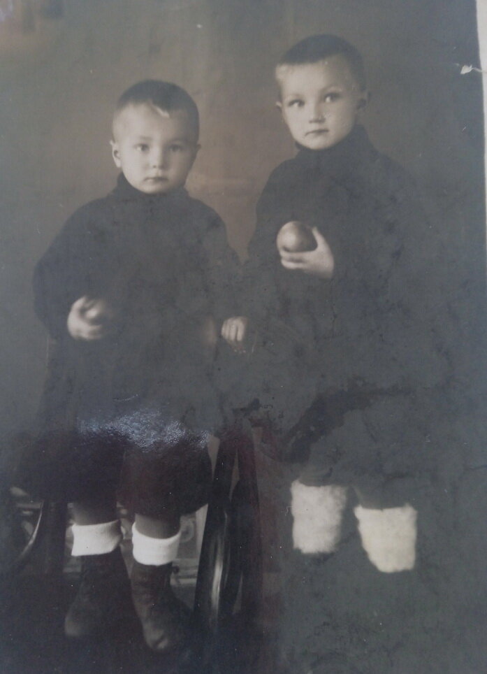 Шурка(мой папа Саша слева) и Николай (справа) 23 сентября 1950 года г. Зуевка
