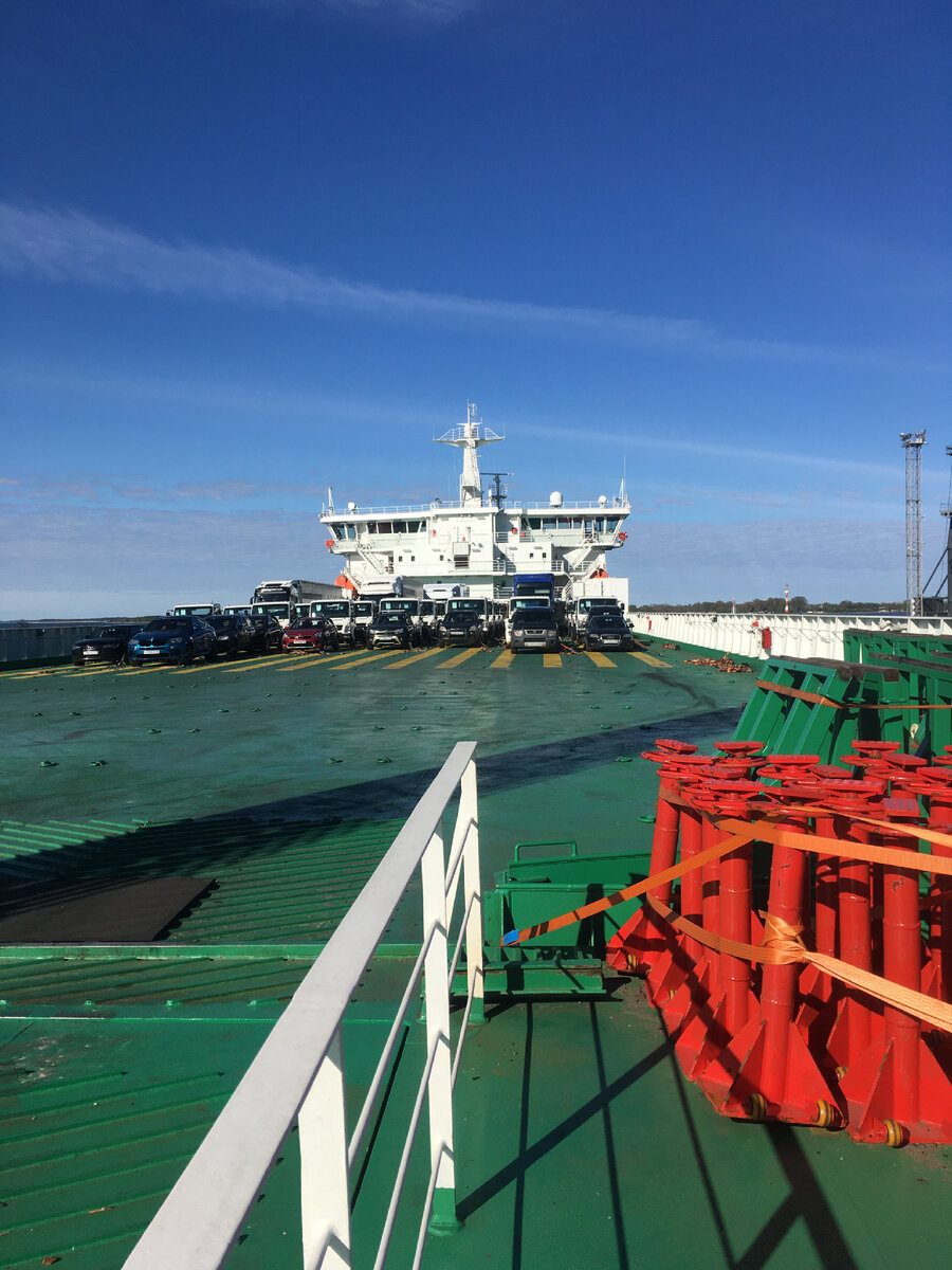 Легковые и грузовые машины размещаются на верхней палубе. В трюм грузятся ж/д составы.