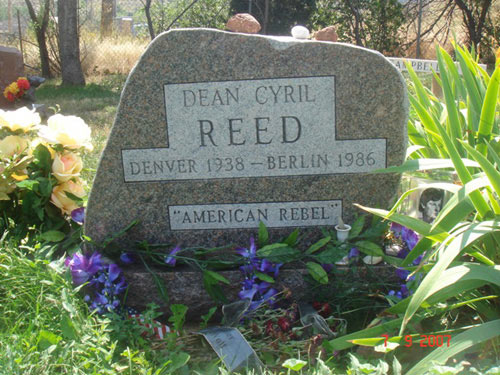 Камень на могиле Дина Рида. На камне написано: "Дин Сирил РИД, Денвер 1938 – Берлин 1986. «Американский Бунтарь»"
