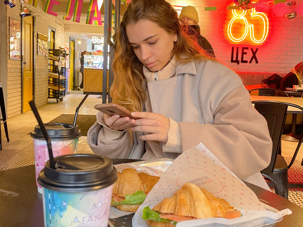 Привела подругу на зимний завтрак в новогоднюю атмосферу Цеха