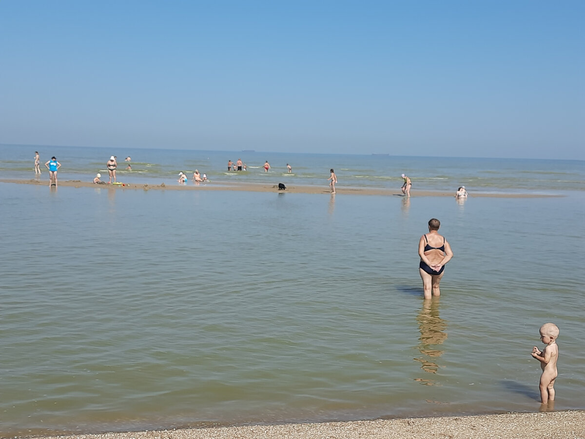 Пляж Меляки в Ейске, листайте.