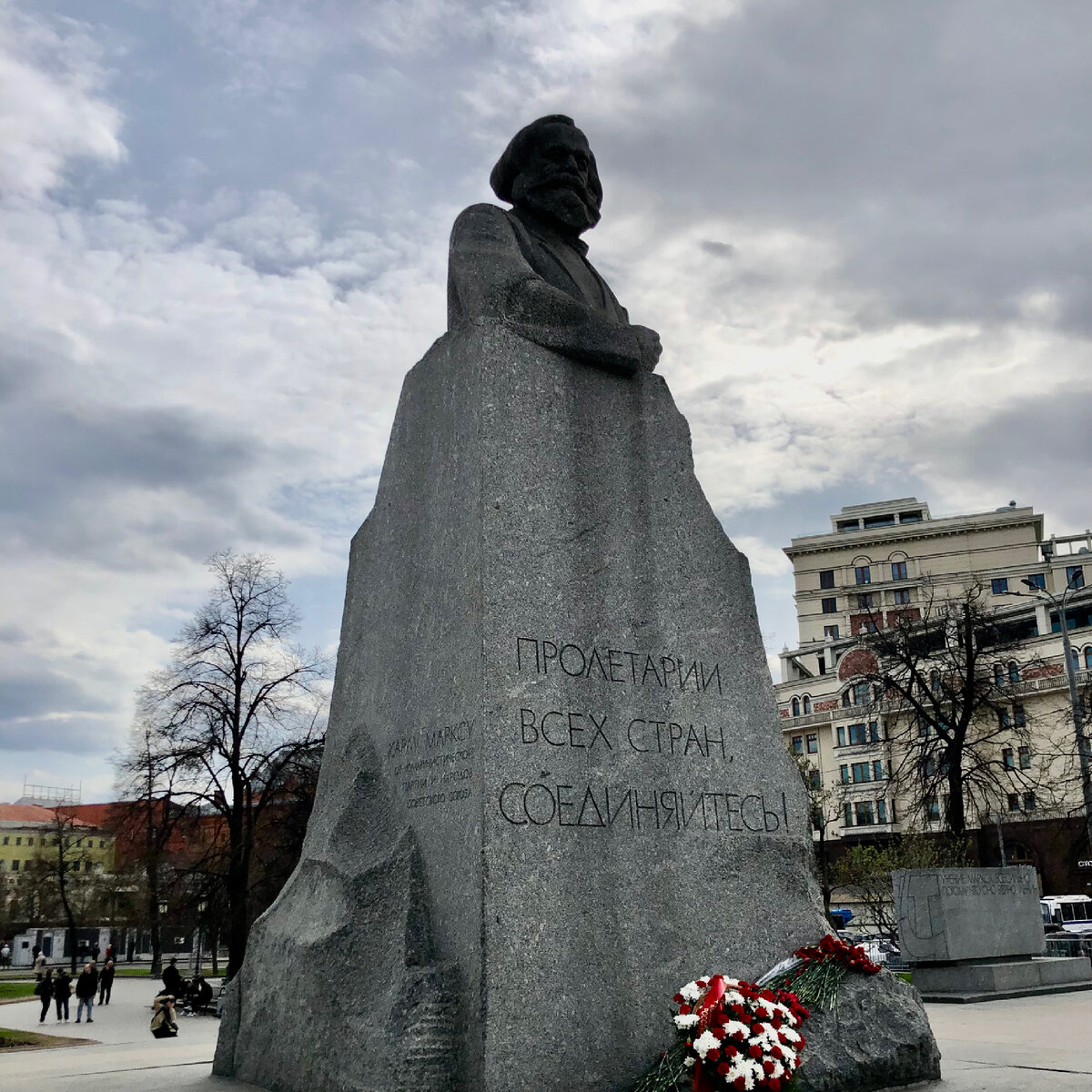 Почему памятник Карлу Марксу стоит именно на Театральной площади | Карта  новых впечатлений | Дзен