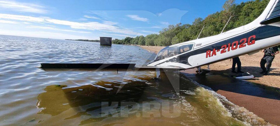     Самолет рухнул прямо на пляж / Фото: СЗТП