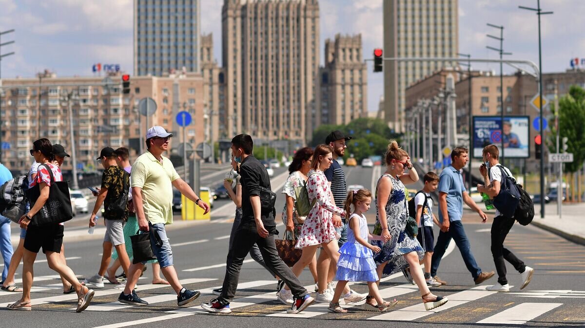    Люди переходят Большую Дорогомиловскую улицу в Москве© РИА Новости / Алексей Майшев