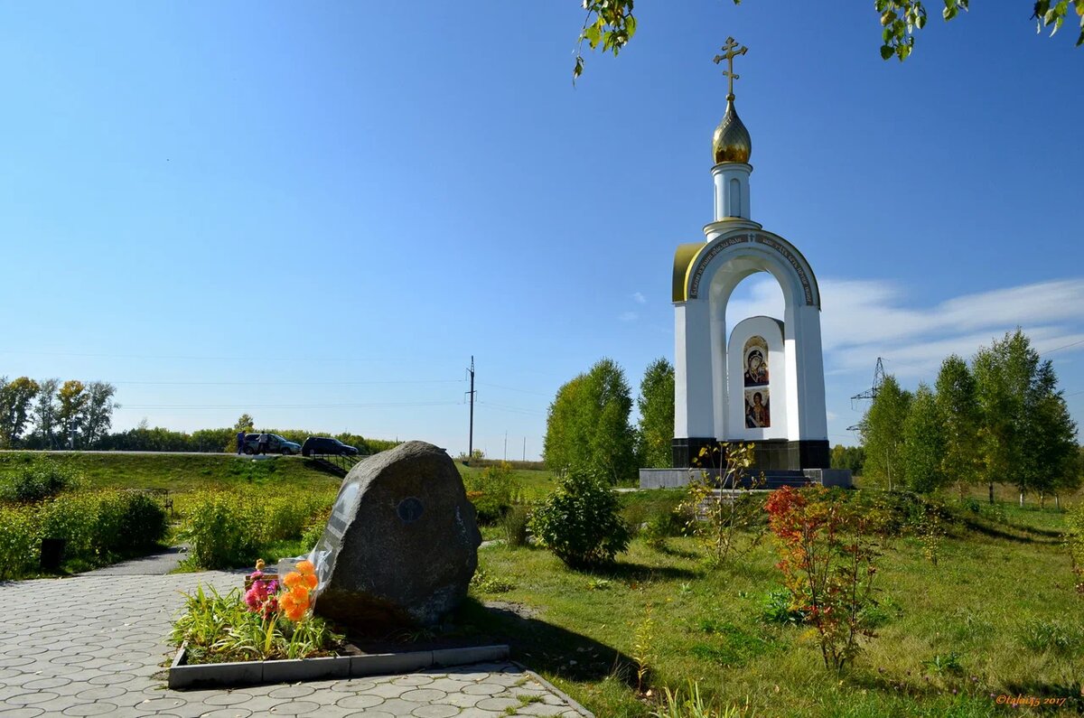 Часовня и памятный знак на месте гибели М. Евдокимова на Алтае.