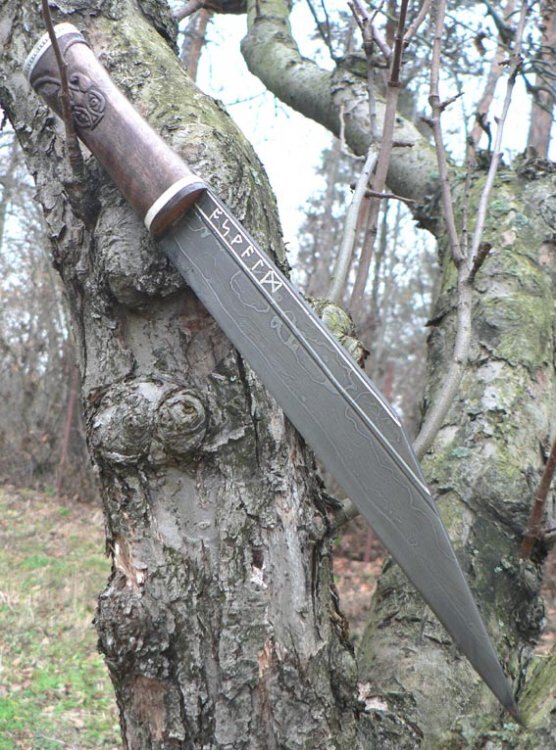 Заказчик нам прислал фотографию изделия и сообщил что хочет видеть в таком исполнении из кованой стали марки х12мф с резной рукоятью по фото из тёмного ореха. 