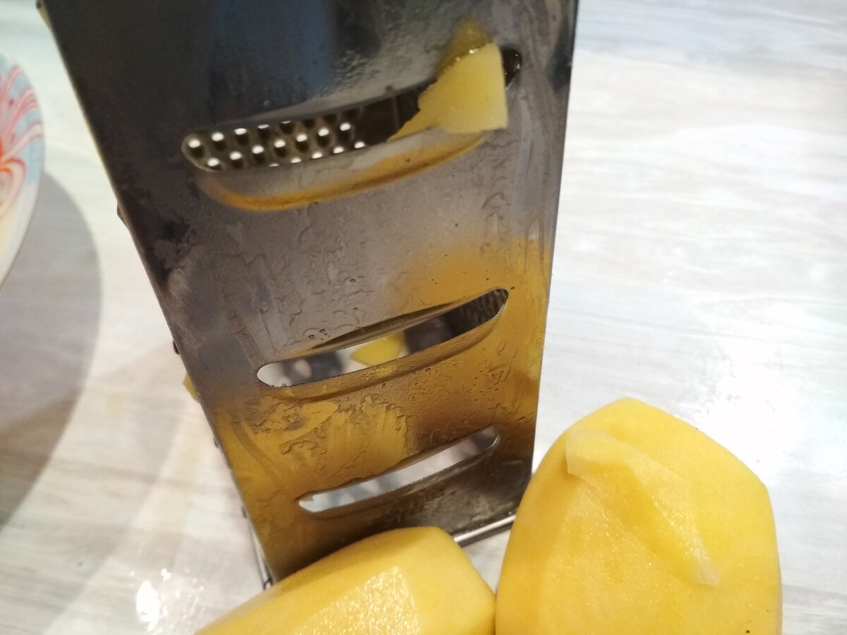 Простая тёрка, где я готовлю картошку для запеканки.