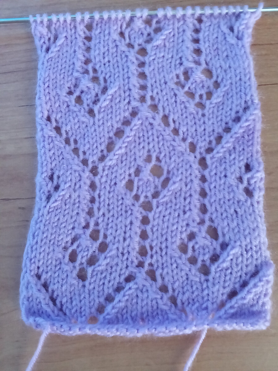 Образец косит после вто, виновата пряжа.Связанно - один раппорт в ширину и два в высоту.Хорошо подходит для вязания летних изделий по кругу.