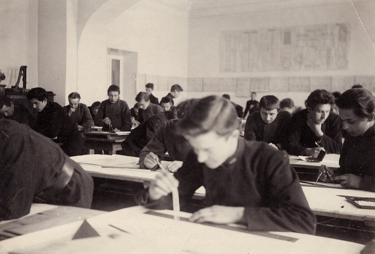    Урок черчения в советской школе