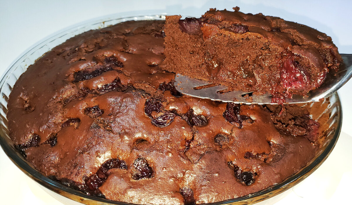 Шоколадный пирог с вишней 