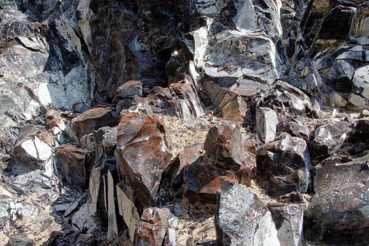 Природный обсидиан, Армения. Фото: https://ru.wikipedia.org/wiki/Обсидиан