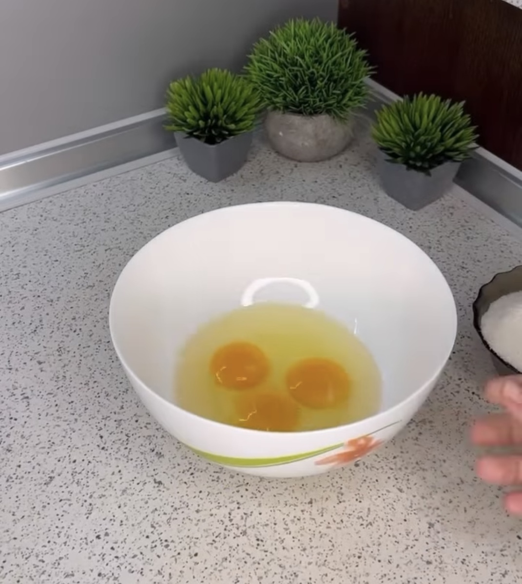 Взбить яйца с сахаром до белой густой пены 