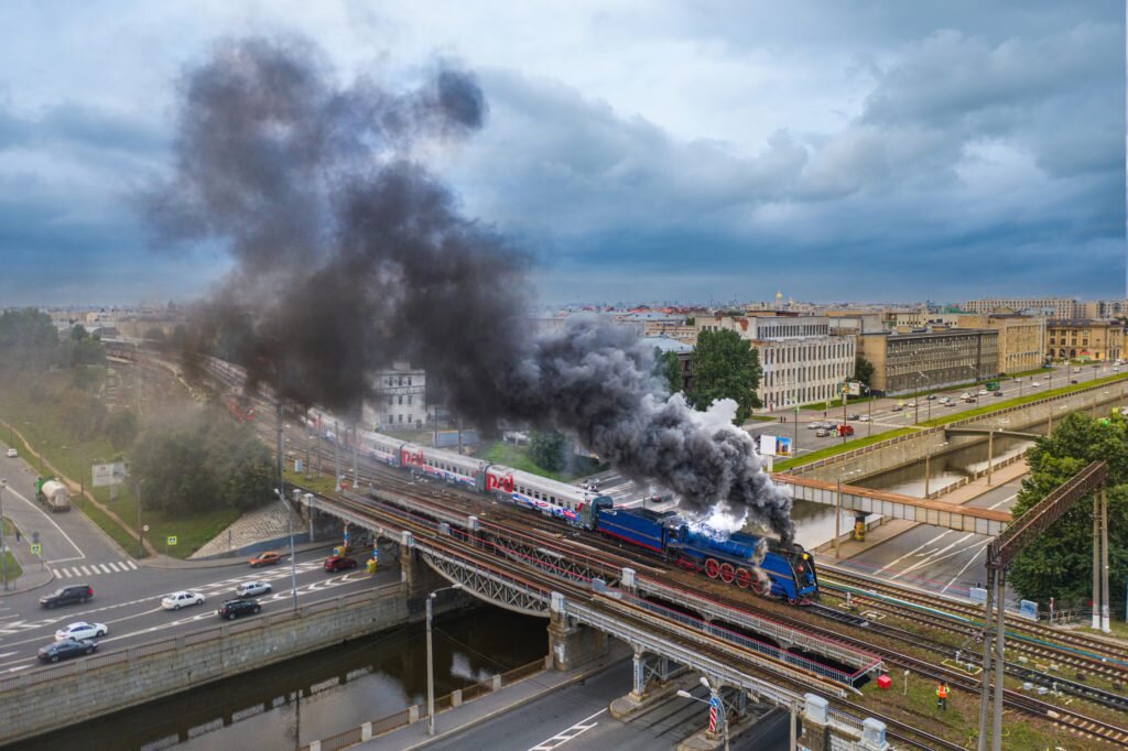 Поезд «Большая перемена» с паровозом П36 на мосту через Обводный канал в Петербурге. Фото: Алексей Уланов