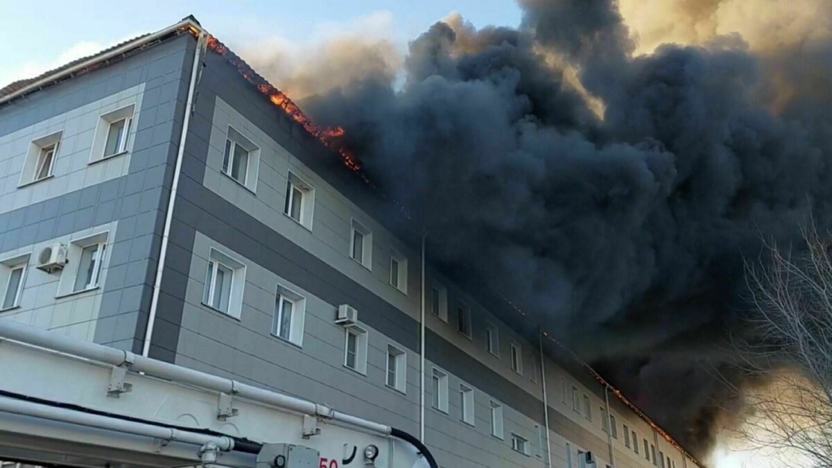     Сотрудники Управления Роспотребнадзора отчитались об исследованиях проб воздуха, взятых в Кировском районе в непосредственной близости от сгоревшего склада. Выяснилось, что сгоревший пластик не успел отравить воздух.