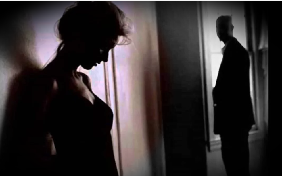 девушка уходит в другую комнату. уходит в дверь. девушка уходит в другую комнату. девушка в темном коридоре. женщина в дверях.