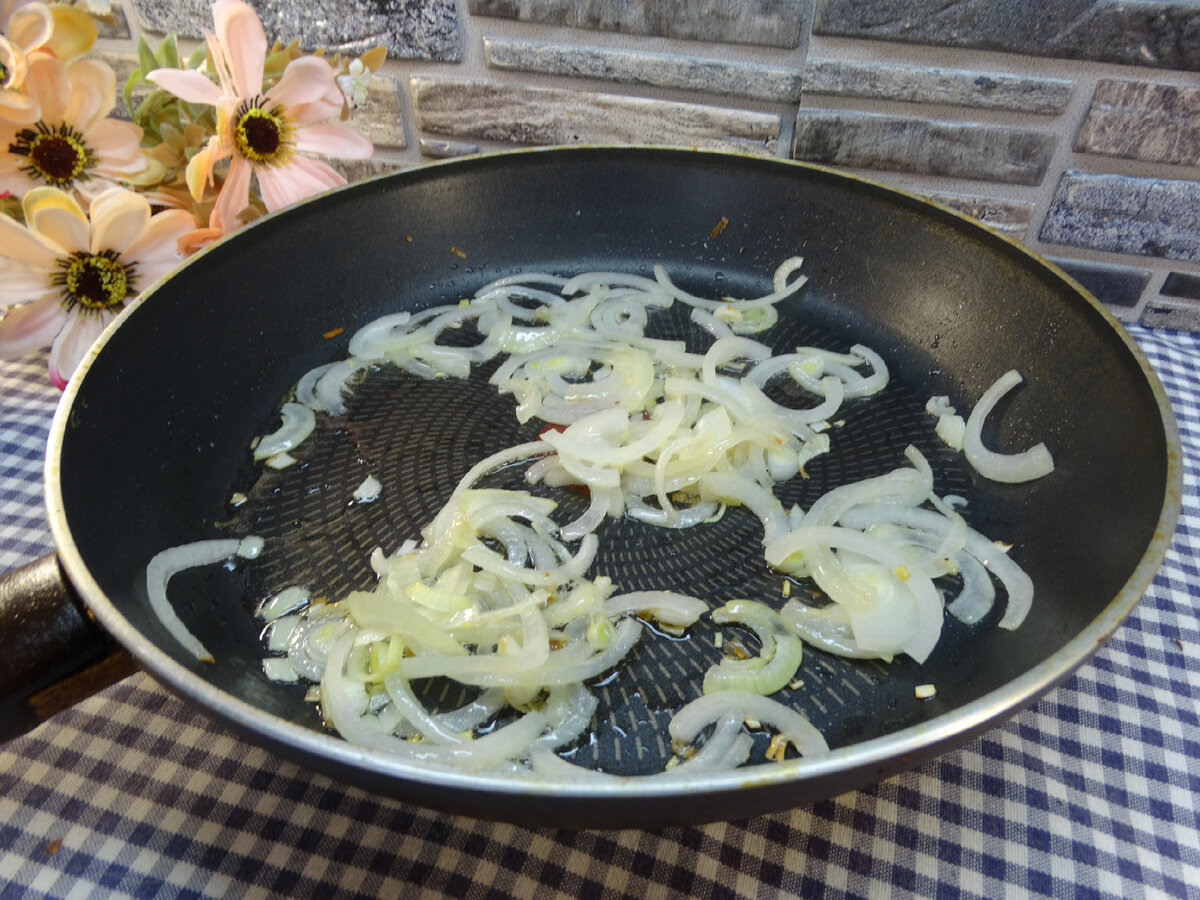 Яичница с шампиньонами, помидорами и луком | Готовим вкусно дома/  Кулинария/ Рецепты | Дзен