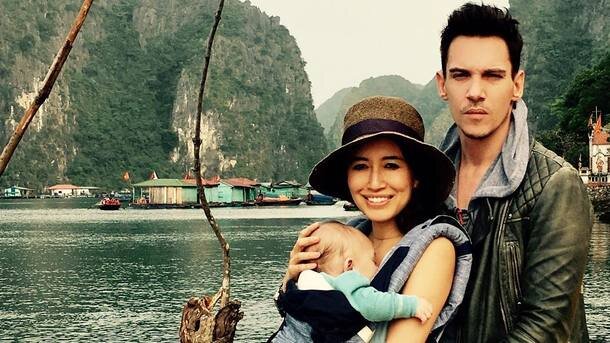           					Джонатан Рис-Майерс с женой и сыном. 