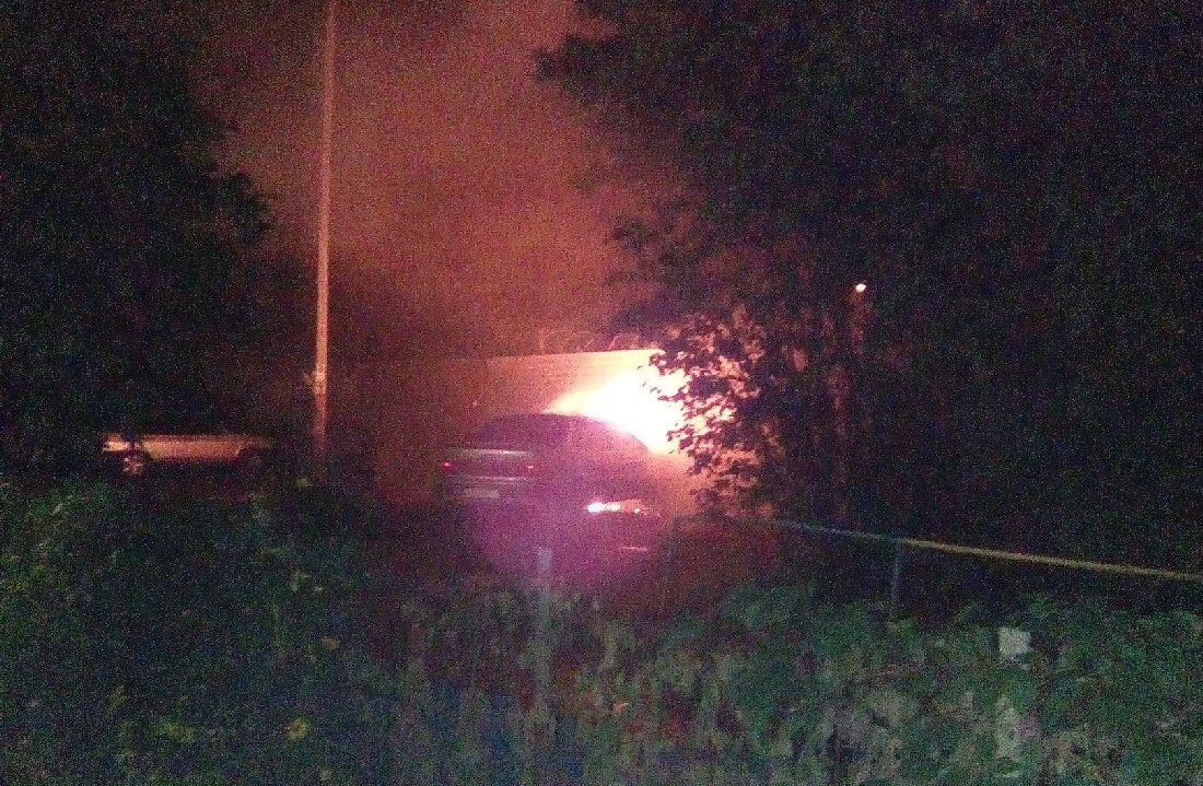 Пожар автомобиля во дворе по улице Сутягина в городе Копейске