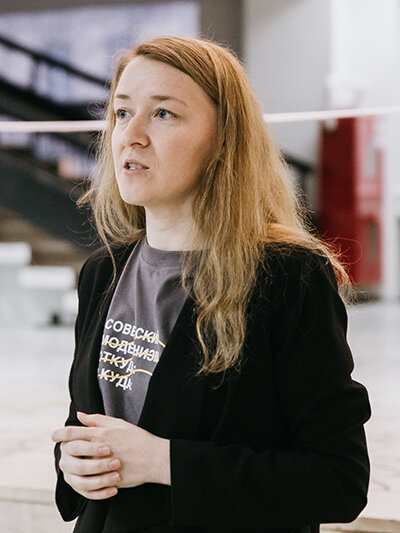 
6–12 ноября в Театре мимики и жеста проходит выставка «Советский модернизм. Откуда: и Куда:». Проект создан студентами и преподавателями Института гуманитарного образования и информационных технологий и архитектурным бюро «TZAM Architects». Одна из кураторов выставки – декан факультета дизайна Елизавета Землянова. Она рассказала о проекте и о том, почему для нее важно принимать участие в его реализации.