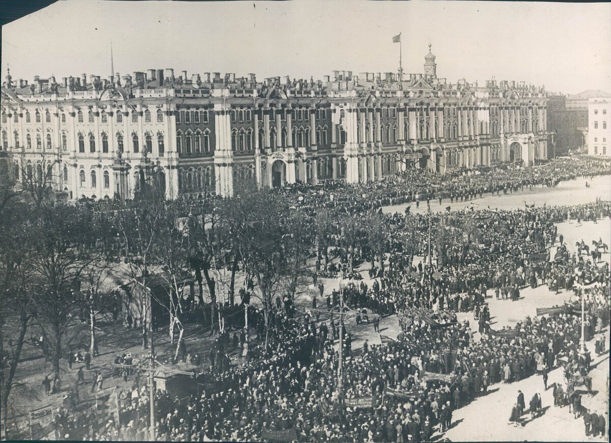 Ленинград, 1928 год. Празднование 11-ой годовщины революции на площади Урицкого (Дворцовая площадь)