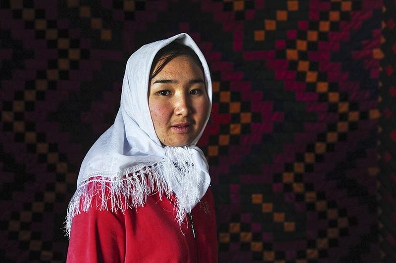 Ала качуу. Женщины Киргизии. Киргизы девушки. Красивые девушки Кыргызстана. Женщина в платке.