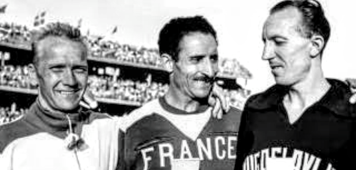 Победители олимпийского марафона в Мельбурне-1956.
(слева-направо): Векко Карвонен (Финляндия, 2’27.47, бронза), Ален Мимун (Франция, 2’25.00, золото) и Франзо Мхалич (Югославия, 2’26.32, серебро).