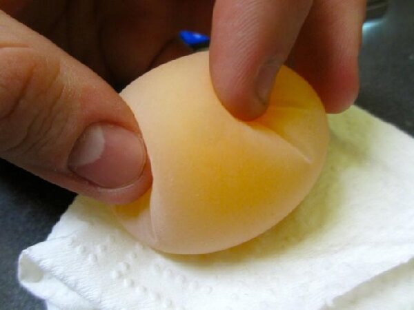 Почему скорлупа у яиц тонкая: что делать, если куры несут мягкие яйца
