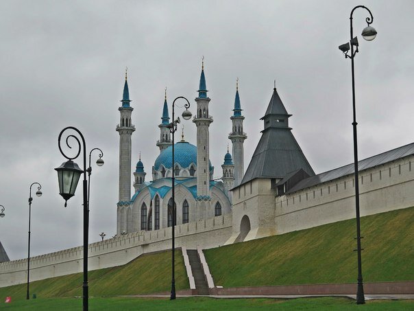 Выходишь из метро и сразу видишь стены Кремля, на которые нужно забраться.

