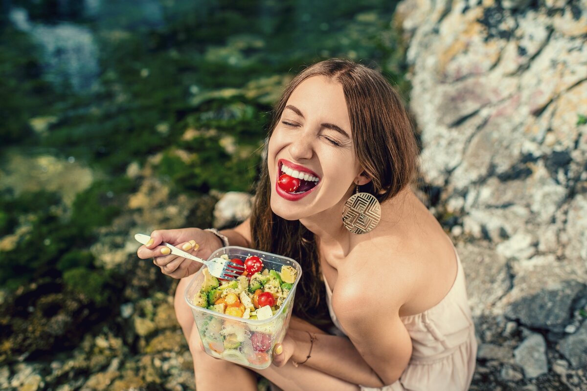 будь самим собой доволен. радостная девушка. радостная женщина. красивая девушка с едой. уверенная женщина.