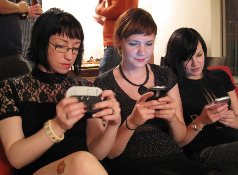 Интересная находка: именно среди женщин оказалось больше тех, кто проявлял признаки зависимости. Девушки обычно являются более социальными, чем парни, а большинство приложений для смартфонов как раз и основаны на социальной составляющей. Такое можно сказать, например, об увлечённости многих девушек Instagram.