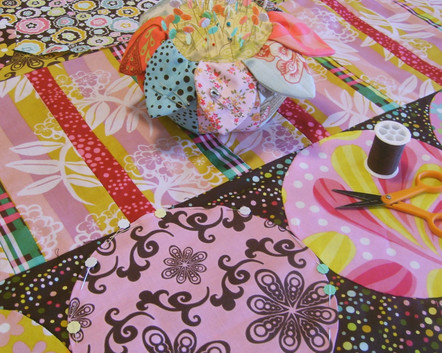 Лайфхак: идеальный круг из ткани за 5 минутЕсли вы увлекаетесь лоскутным шитьем, то наверняка не раз сталкивались с проблемой изготовления круглых или овальных деталей.