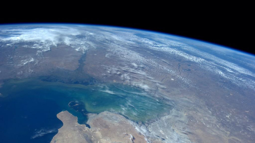 Моря нашей планеты. Каспийское море из космоса. Ореол земли из космоса. Земля в ореоле. Фото Каспийского моря из космоса