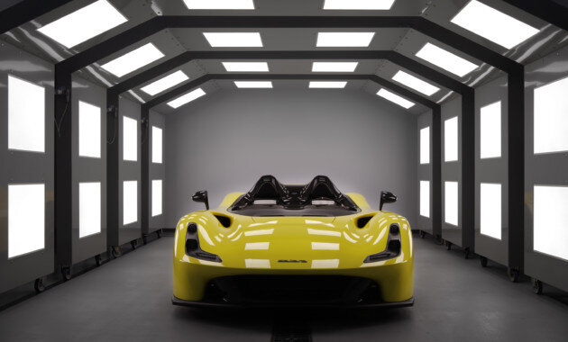 Итальянская марка Dallara известна многим, преимущественно, своими гоночными болидами. Временами компания даже разрабатывает болиды Формулы 1 (сейчас итальянцы активно сотрудничает с американской командой Haas F1 Team), также она является эксклюзивным поставщиком гоночной техники для серий Формула E и ИндиКар. Но мало кому известно, что с недавнего времени итальянцы занимаются мелкосерийным производством трековых суперкаров, которые обладают воистину гоночными повадками. Серийный первенец марки – родстер Stradale, протестировали наши зарубежные коллеги, и мы создали на основе их мнений об этом автомобиле дайджест.