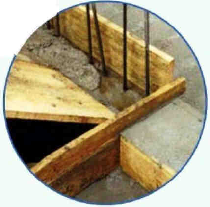 Классическая двух-маршевая бетонная лестница с разворотом на 180 градусов на прямой площадке