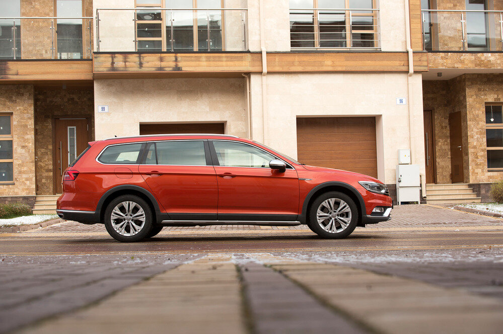 Volkswagen  Passat Alltrack доступен в России исключительно с 220-сильным  турбомотором 2.0 TSI, 7-ступенчатой DSG и полным приводом по цене от 2  179 000 руб. Раньше было ещё дороже, но в этом году Volkswagen   пересмотрел наполнение базовой комплектации и понизил цену. В Европе для  машины также предлагается дизель 2.0 TDI в трёх вариантах форсировки:  150, 190 и 240 л.с.   