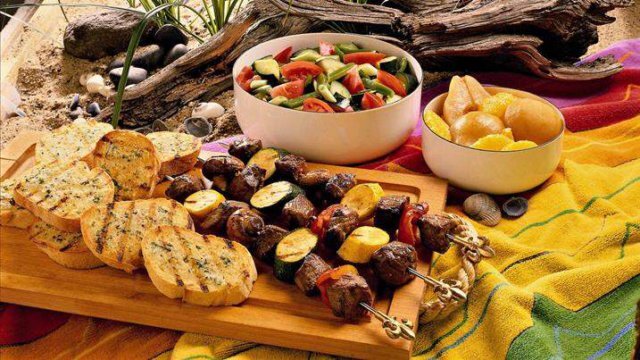 [caption id="attachment_6161" align="aligncenter" width="640"] фото: Блюда из мяса - основа национальной кухни Черногории[/caption]