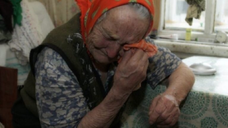Бабушка плачет узнав о повышении