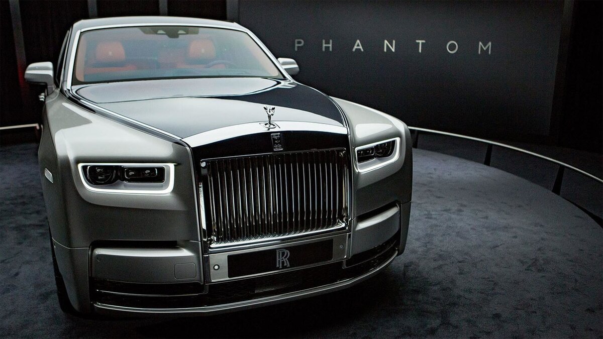 фото Rolls-Royce Phantom 2018-2019 вид спереди