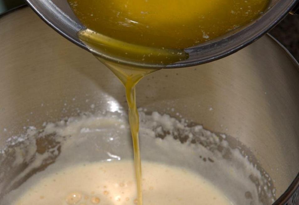 Для чего в тесто добавляют масло. Добавляем в тесто растительное масло. Влить в тесто растопленное сливочное масло. Растопленное масло добавляют в тесто. Вливаем растопленное сливочное масло.