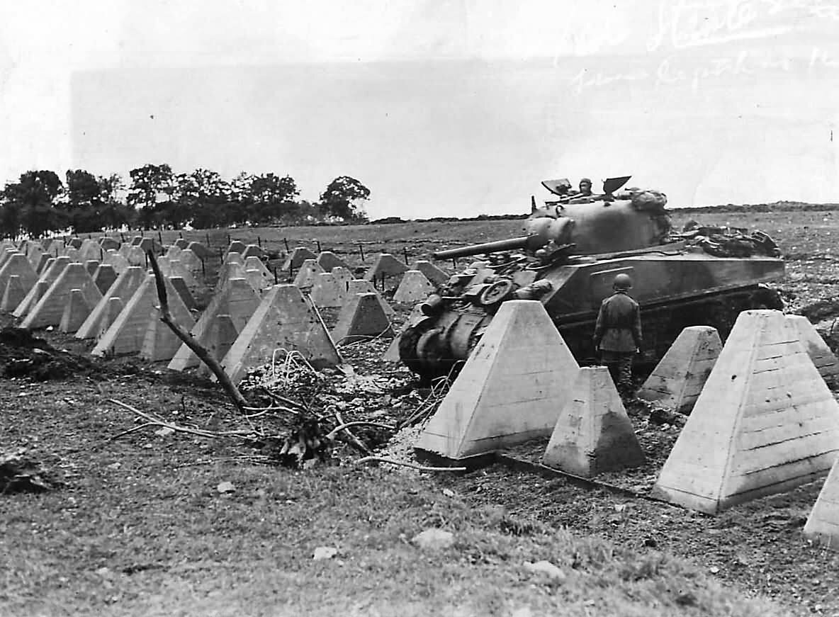 Зубы дракона противотанковые. Прорыв линии Зигфрида 1944. Линия Зигфрида 1939. Линия Зигфрида штурм. Линия Зигфрида фортификационные сооружения.