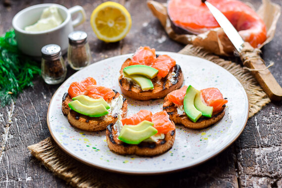 бутерброды с авокадо и красной рыбой. авокадо с рыбой. пашот с авокадо и семгой. бутерброд с авокадо творожным сыром и рыбой. сэндвич с семгой и авокадо.