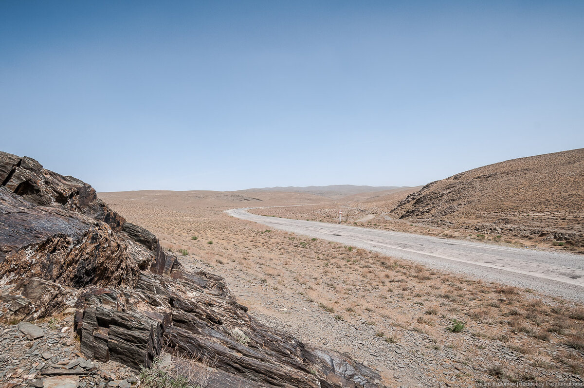По дороге от Бухары к озеру Айдаркуль встречаются небольшие оазисы. На одной из гор (слева) сохранились наскальные рисунки, известные со времен мезолита и до позднего средневековья.Здесь можно собрать ветви степной полыни с дурманящим ароматом.
2.
